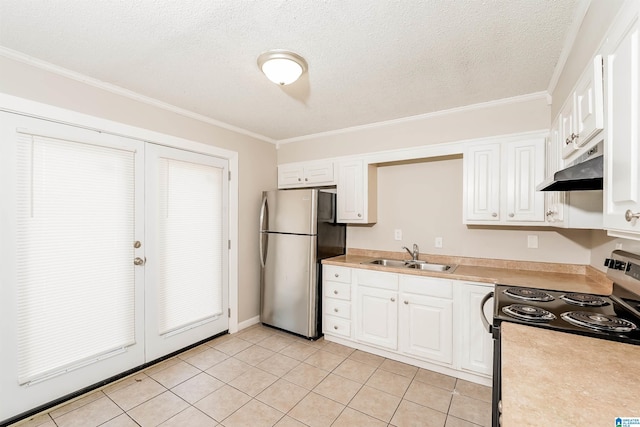 kitchen with a textured ceiling, stainless steel fridge, range with electric stovetop, and sink