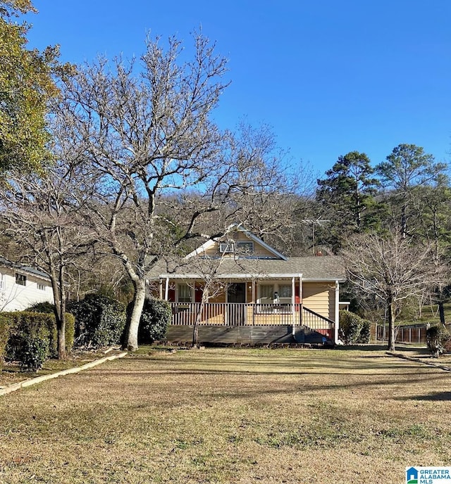 view of front of home with covered porch and a front lawn