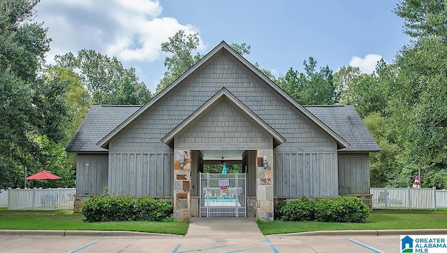 view of front of house featuring a front lawn