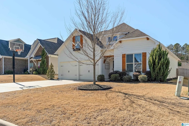 view of front of home featuring a front yard