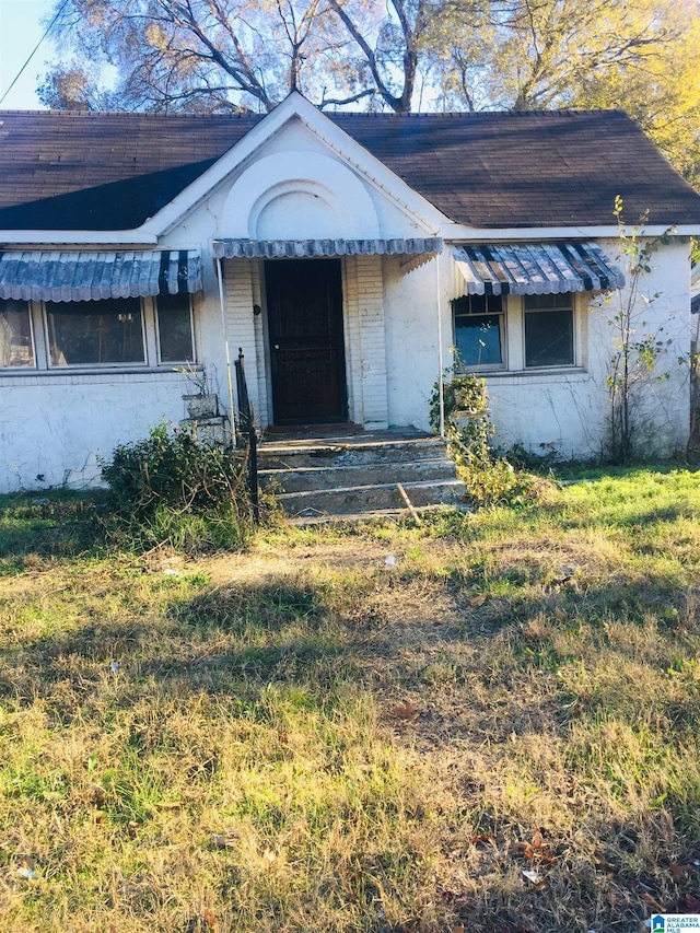 view of front of house with a front yard