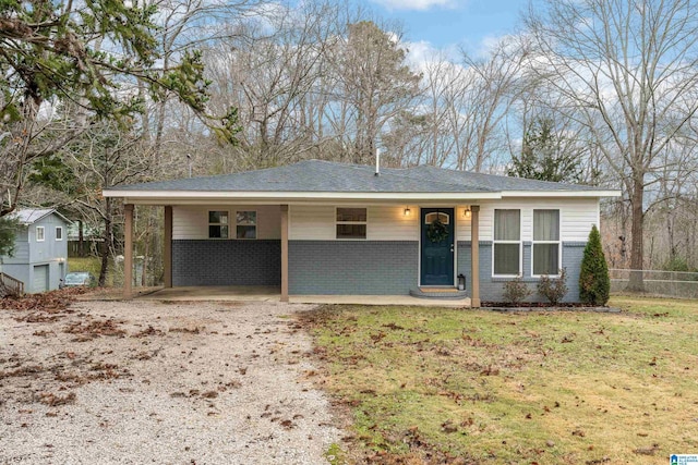 view of front facade featuring a front lawn and a carport