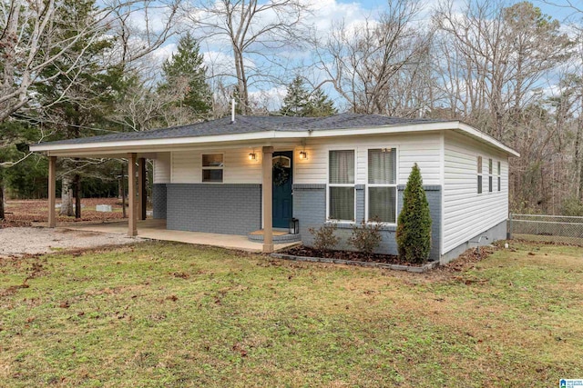 view of front of home featuring a carport and a front yard