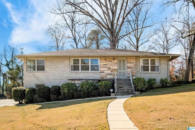 view of front of home featuring a front lawn