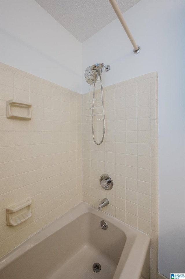 bathroom featuring tiled shower / bath