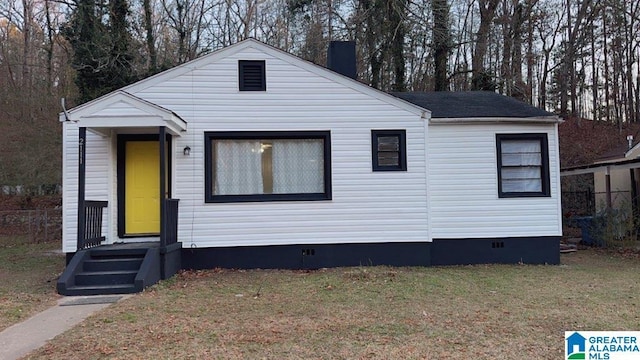 view of front of property featuring a front yard