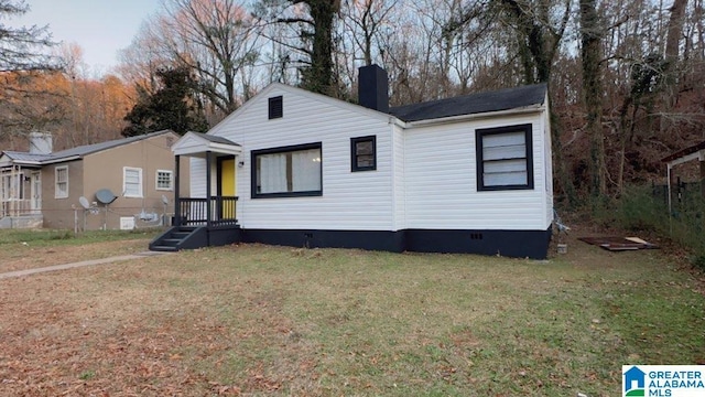 view of front of house with a front lawn