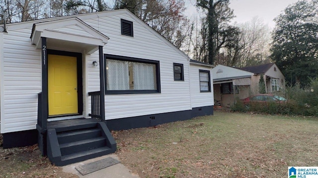 bungalow featuring a front lawn