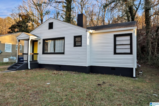 view of front of home featuring a front yard