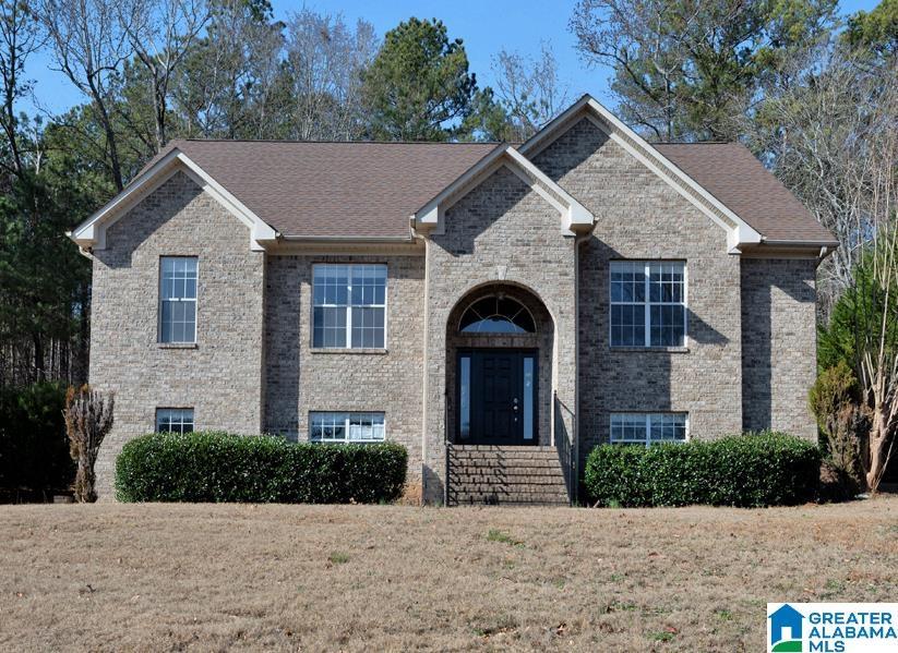 view of front of property featuring a front yard