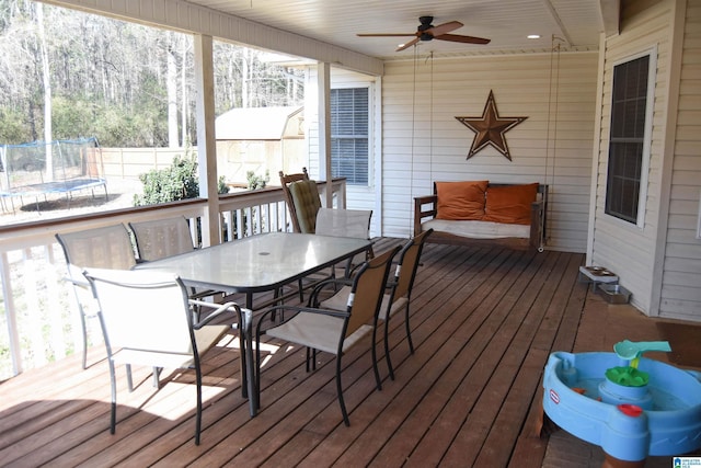 sunroom / solarium featuring ceiling fan