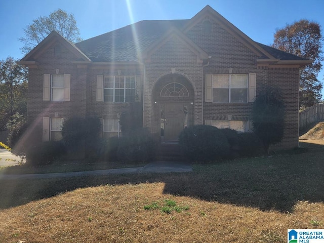 view of front of property featuring a front lawn