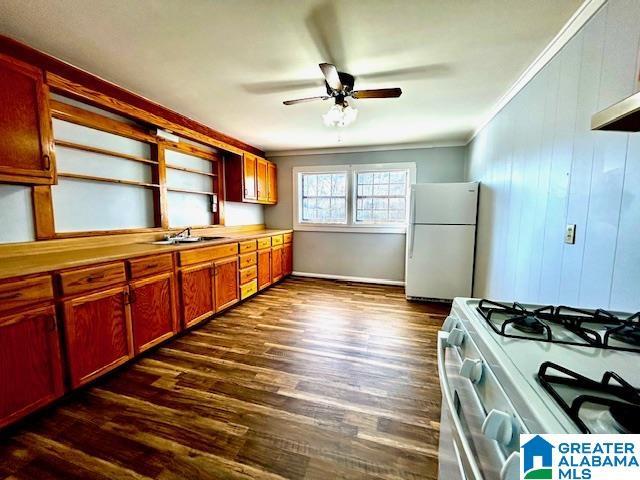 kitchen featuring ceiling fan, sink, white appliances, and ornamental molding