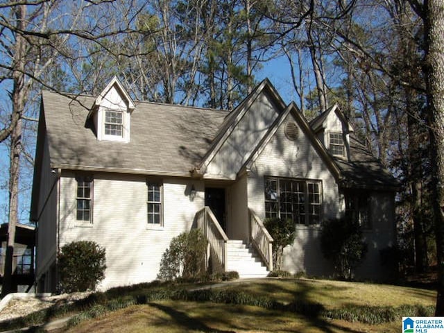 view of front facade with a front yard