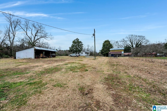 view of yard featuring an outdoor structure