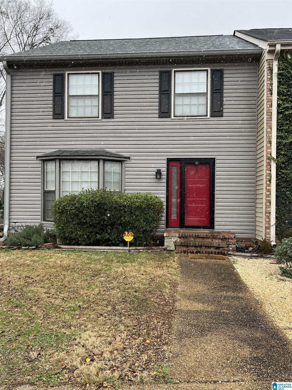 view of front of house with a front yard