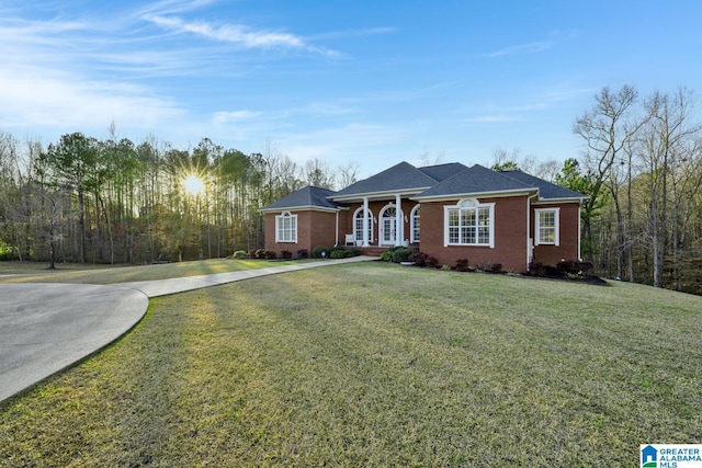 single story home featuring a front lawn