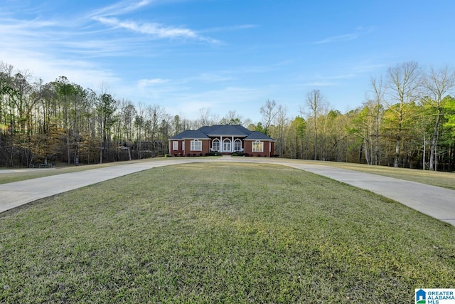 ranch-style home featuring a front lawn