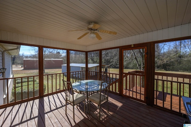 sunroom / solarium with ceiling fan