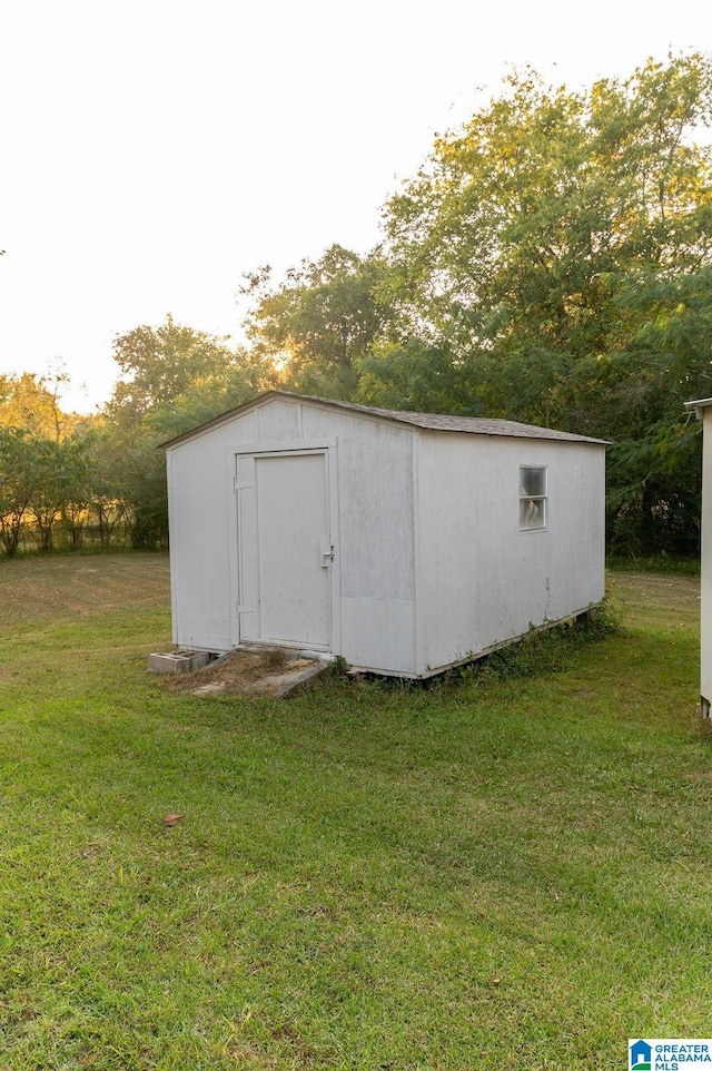 view of outdoor structure featuring a yard