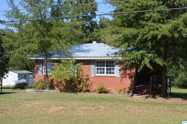 view of front of home with a front lawn