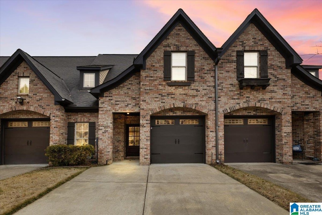 view of front facade featuring a garage