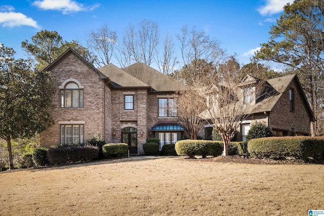 view of front of property featuring a front lawn