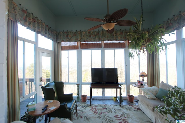 sunroom with ceiling fan