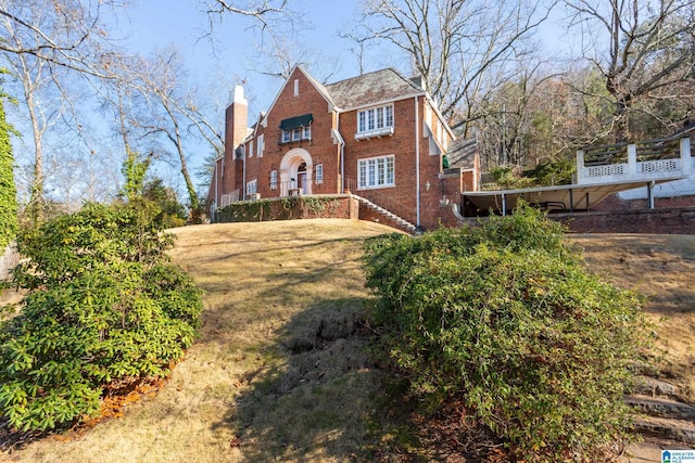 view of front of house with a front lawn