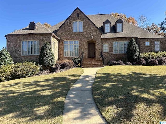 view of front of home featuring a front yard