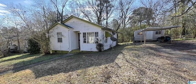 view of front of property featuring a carport