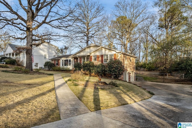 view of front of home featuring a front yard and a garage