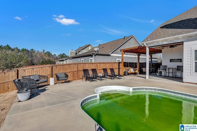 view of swimming pool featuring ceiling fan, a patio area, and an outdoor hangout area