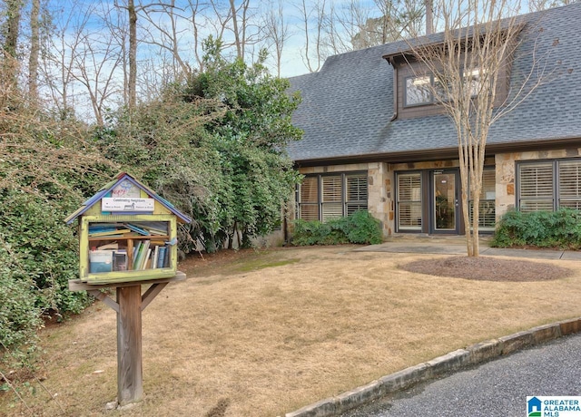 view of front of home featuring a front yard