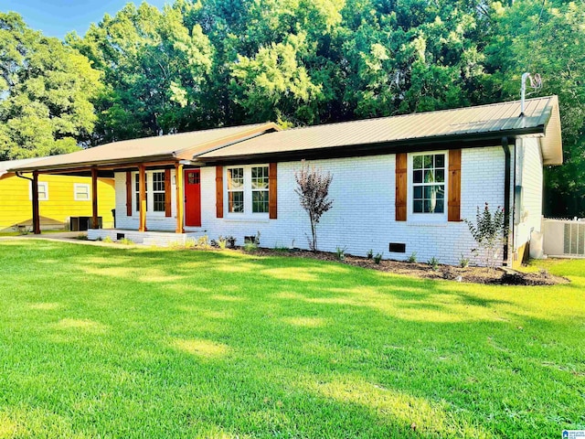 ranch-style house featuring a front lawn and a porch