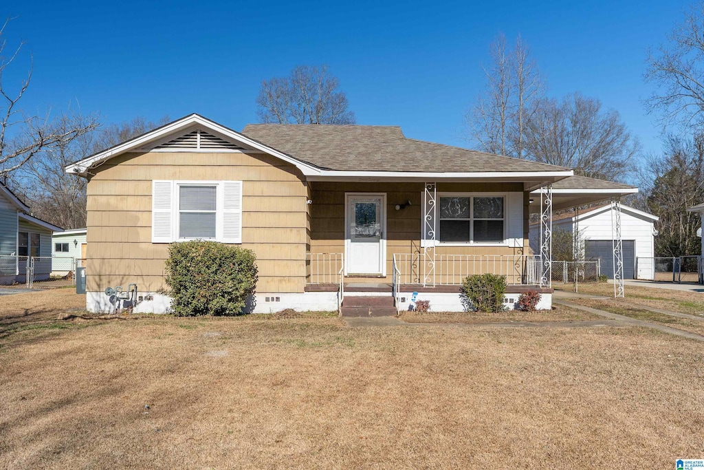 view of front of house with covered porch and a front lawn