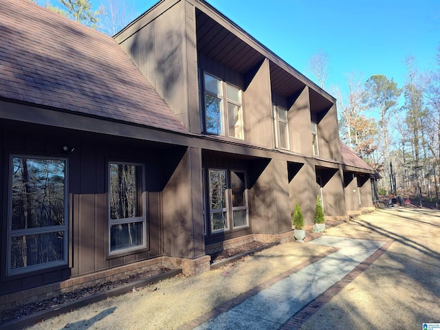 view of side of property featuring a shingled roof