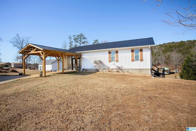 view of front facade featuring a front yard