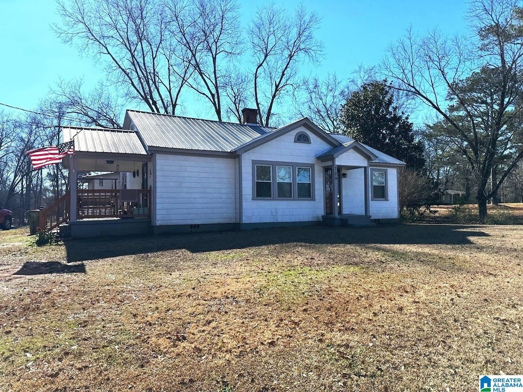 ranch-style home featuring a front lawn and a porch