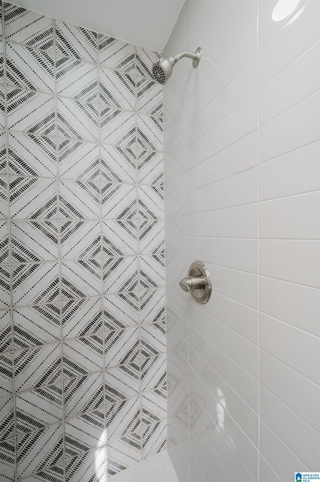 bathroom featuring a tile shower