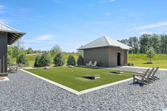 view of yard featuring an outbuilding