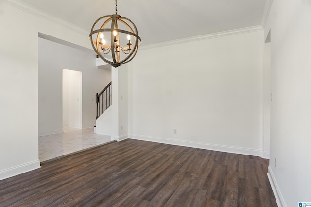 empty room with crown molding, dark wood-type flooring, and a notable chandelier