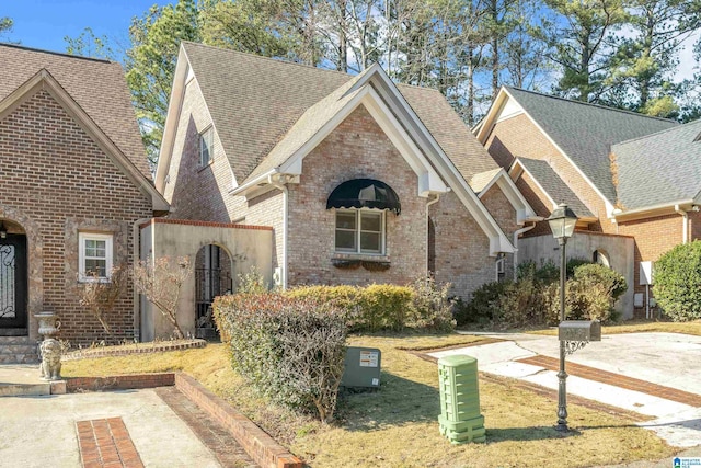 view of front of property with a front lawn