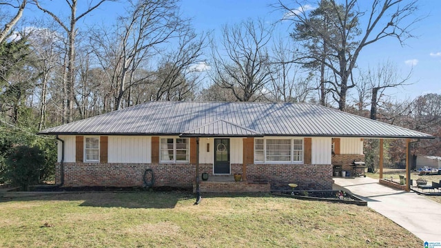 view of front of home featuring a front yard and a carport