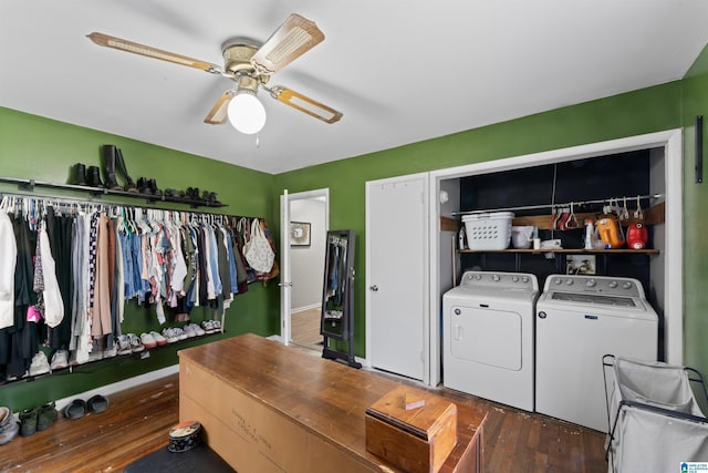 washroom with washing machine and clothes dryer, ceiling fan, and dark hardwood / wood-style flooring