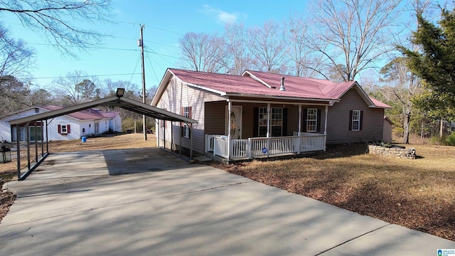 view of front of property with covered porch, a front lawn, and a carport