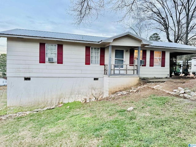 view of front of home with a carport and a front lawn