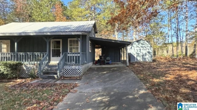 view of front facade featuring covered porch and a carport