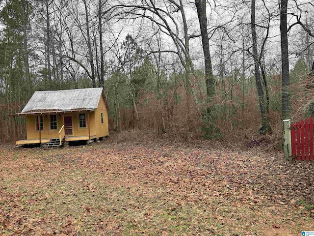 view of yard with an outdoor structure