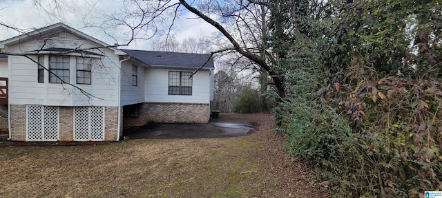 view of side of property featuring a yard